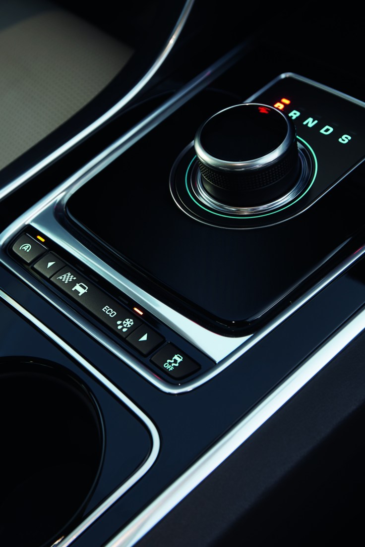 JagXE17MYAWDDetailImage18111510-resize-1024x1536