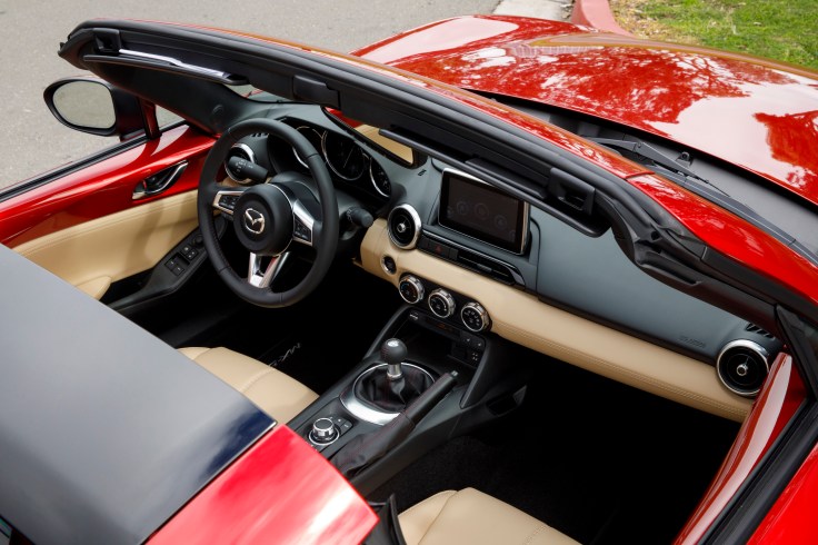2017-Mazda-MX-5-Miata-RF-15
