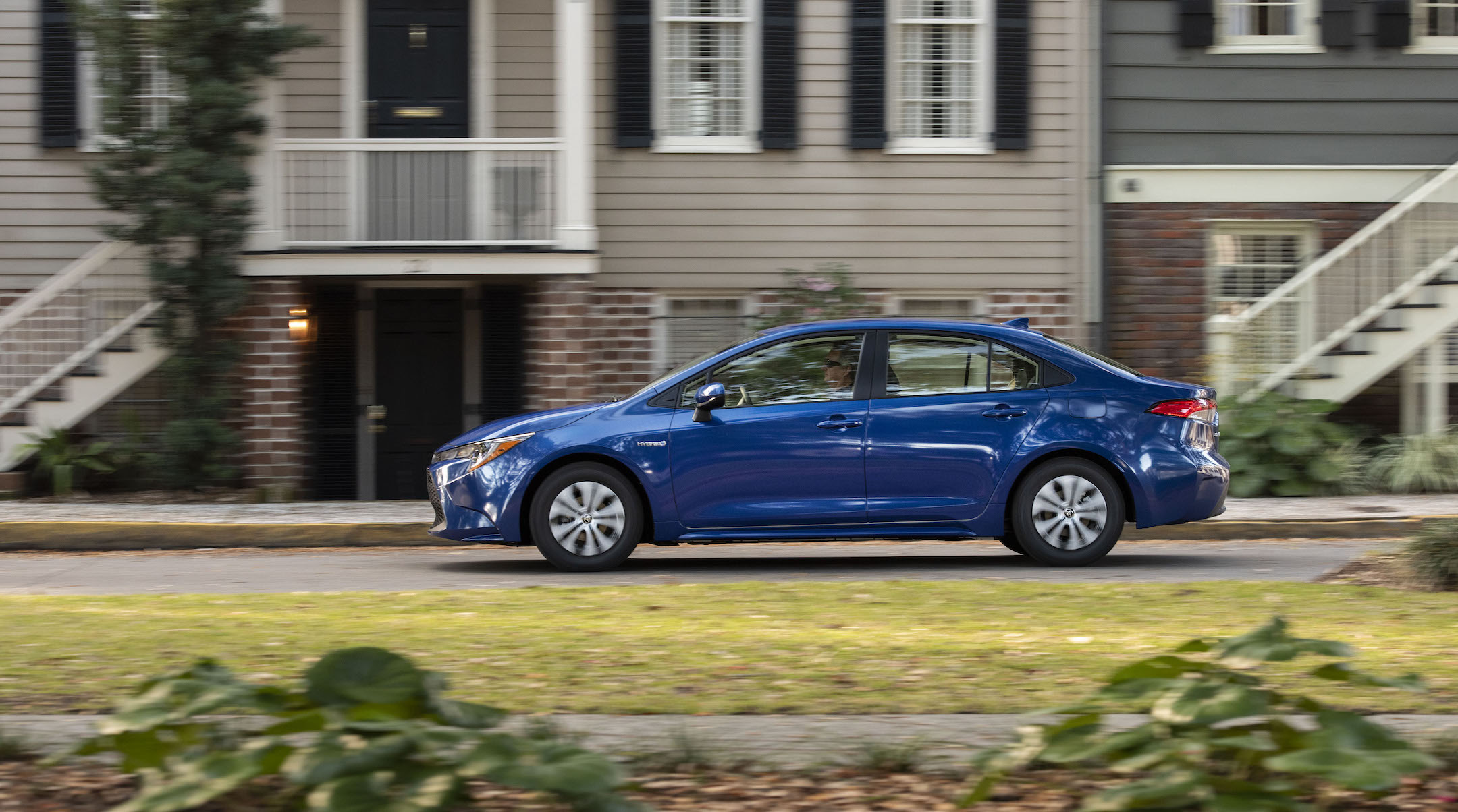 2020 COROLLA HYBRID LE REVIEW visual data 3